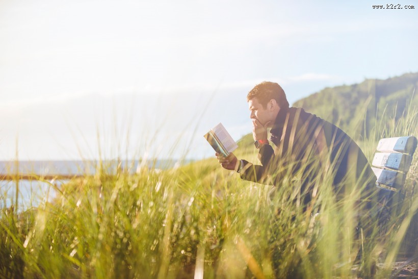 看书在阅读的人图片