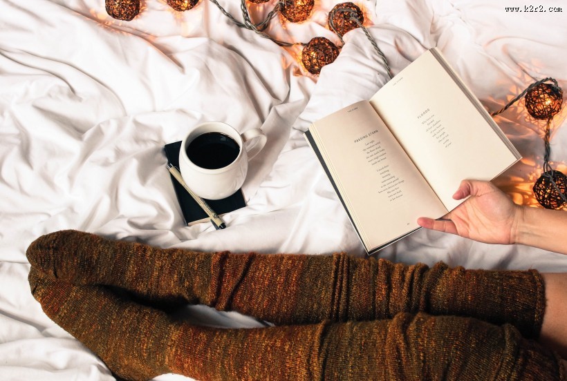 看书在阅读的人图片