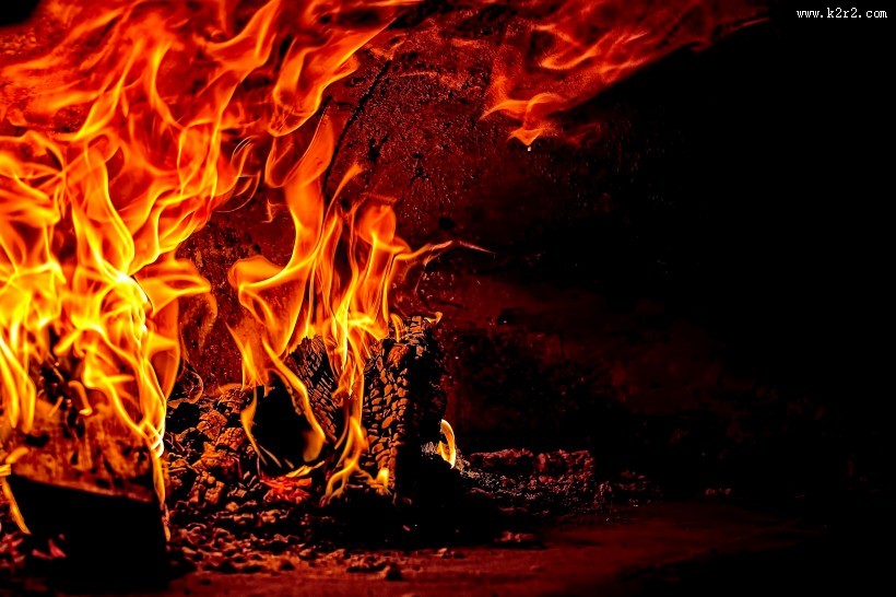 野外露营的篝火图片