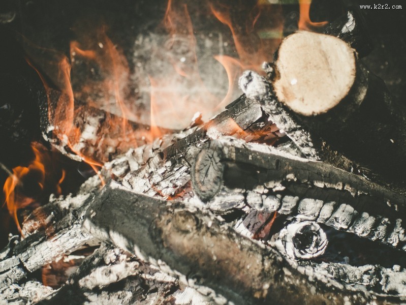野外露营的篝火图片