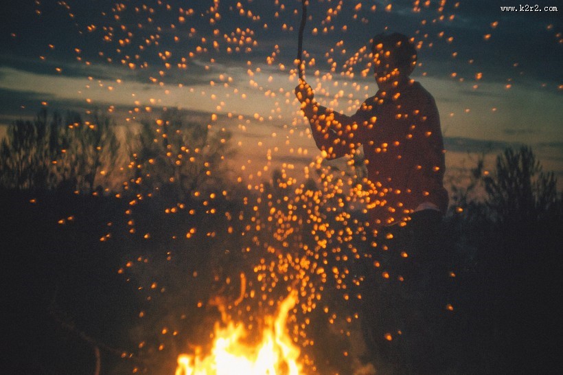 野外露营的篝火图片