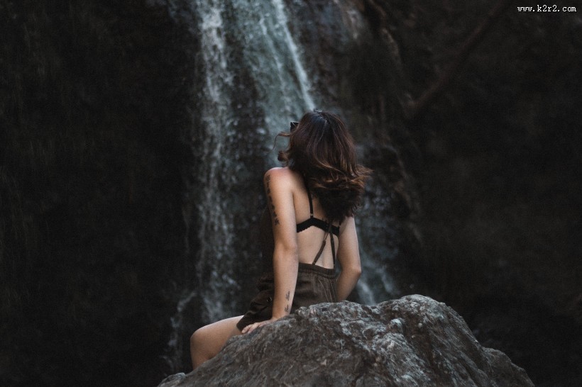 随意坐着的美女图片