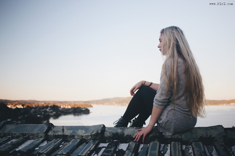 随意坐着的美女图片