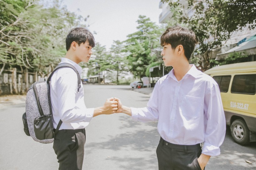 两人握手高清图片