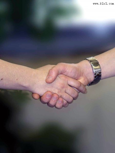 两人握手高清图片