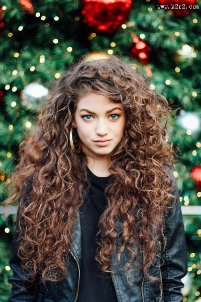 卷发的女孩图片