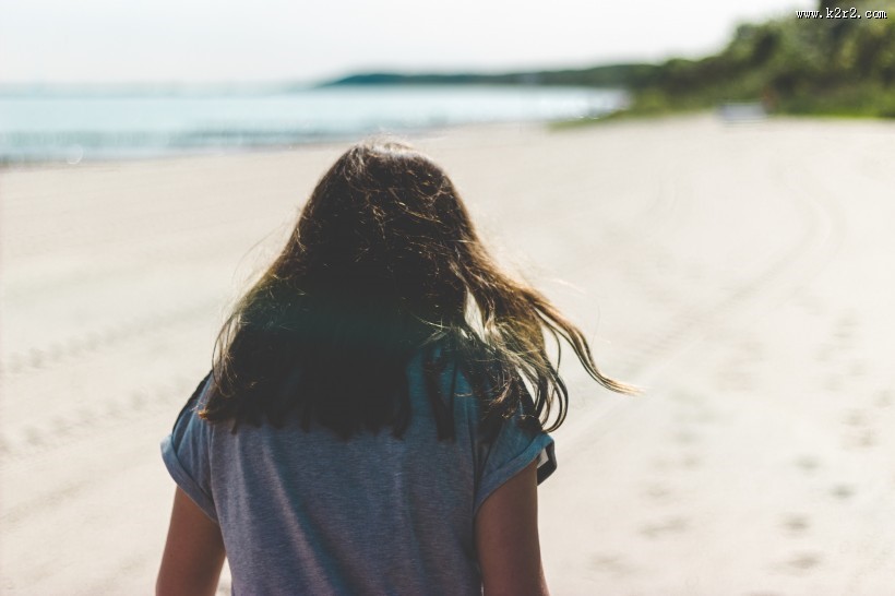 女孩的背影图片