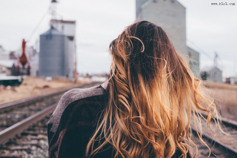 女孩的背影图片