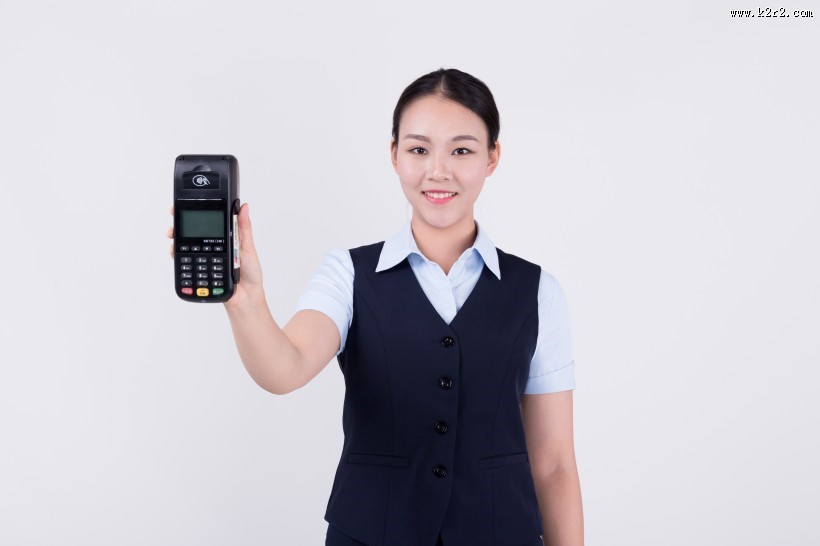 使用POS机的服务人员图片