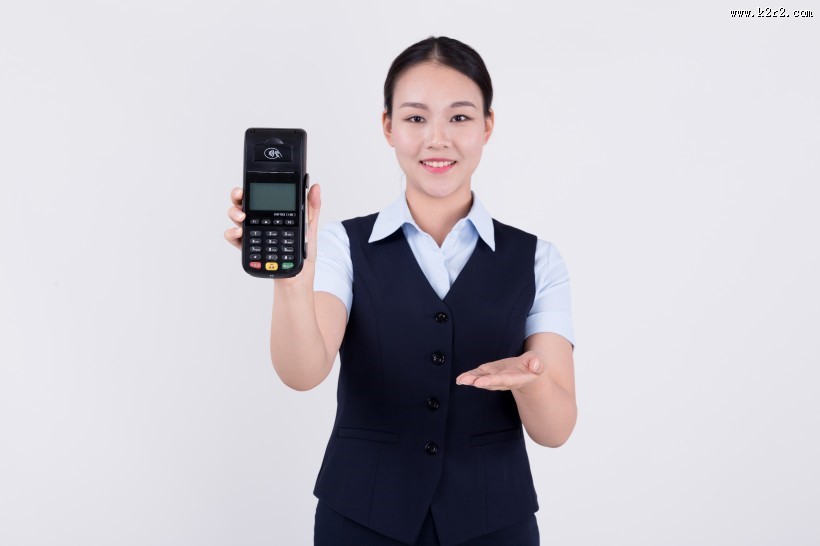 使用POS机的服务人员图片