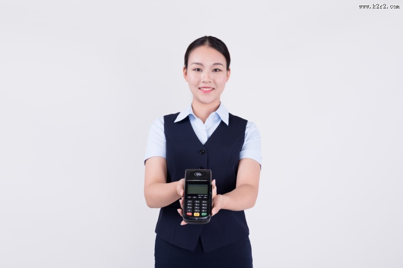 使用POS机的服务人员图片