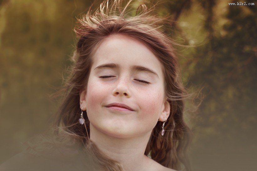 戴耳坠的女子图片