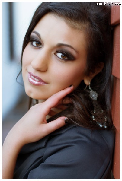 戴耳坠的女子图片