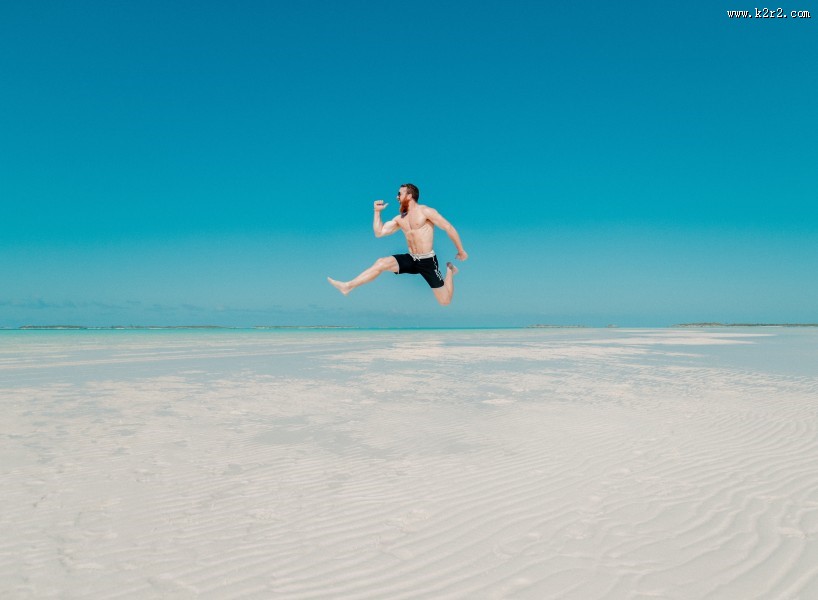 跳跃跳起来的人图片