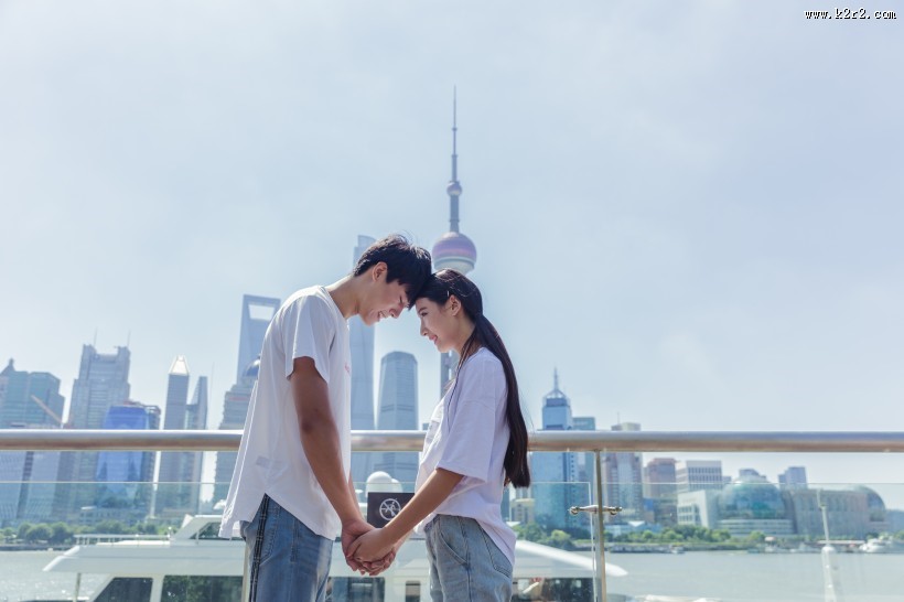 热恋中的情侣图片