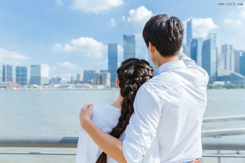 热恋中的情侣图片