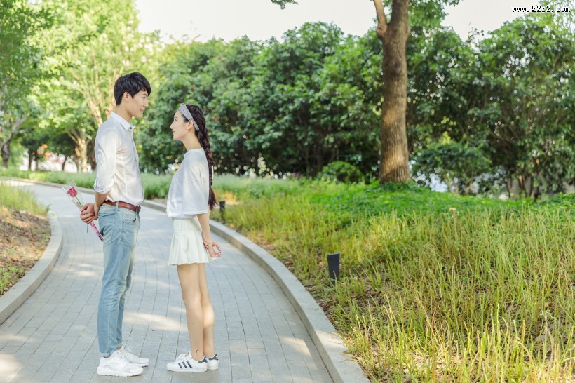 热恋中的情侣图片