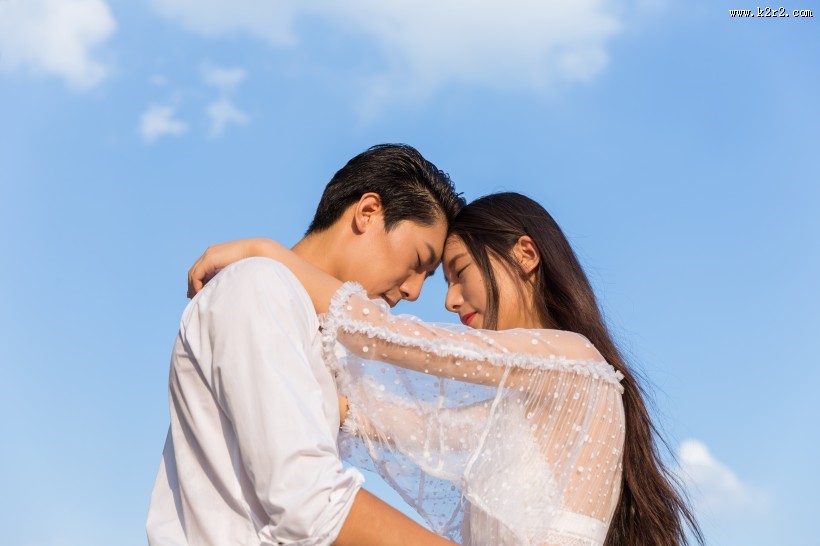 热恋中的情侣图片