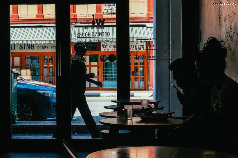 咖啡馆里喝咖啡的人们图片