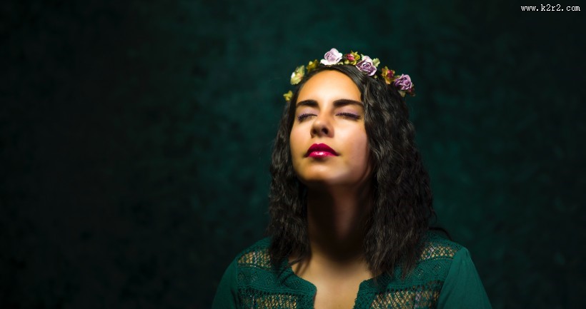 头上戴着花冠的美女图片大全