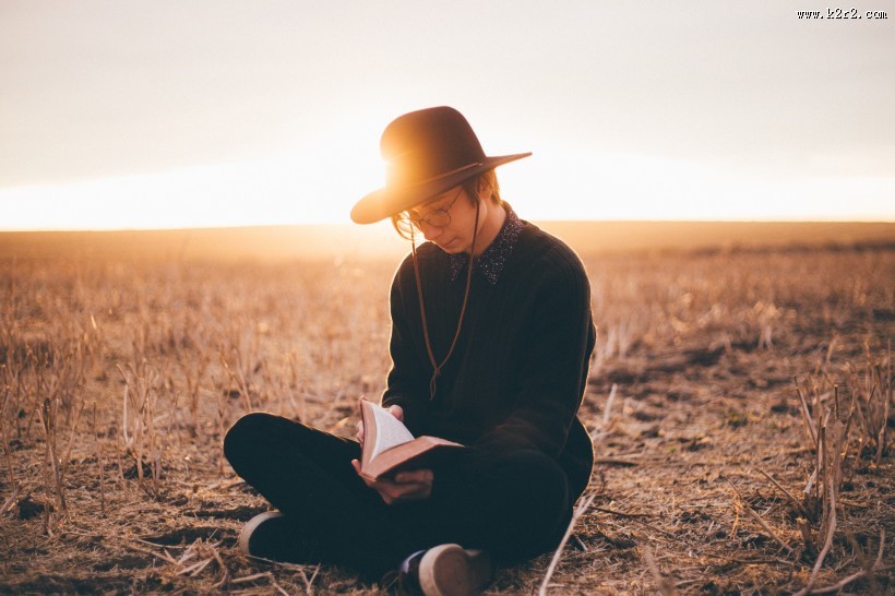 读英语书的人图片