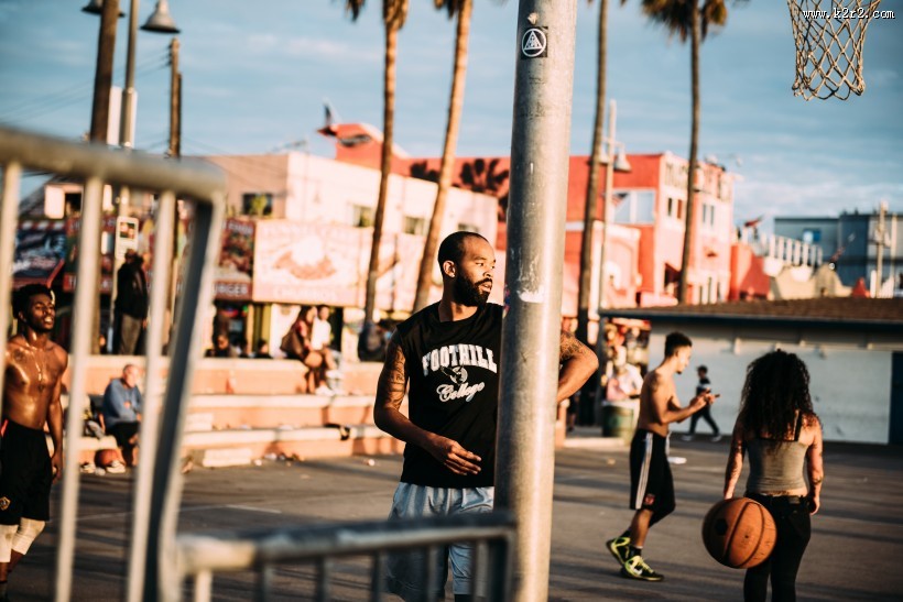 打篮球的男生图片