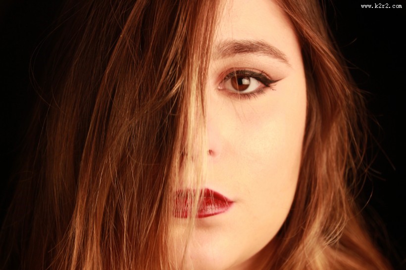 涂了口红的嘴唇图片