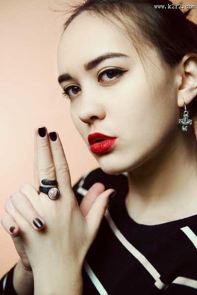 涂了口红的嘴唇图片