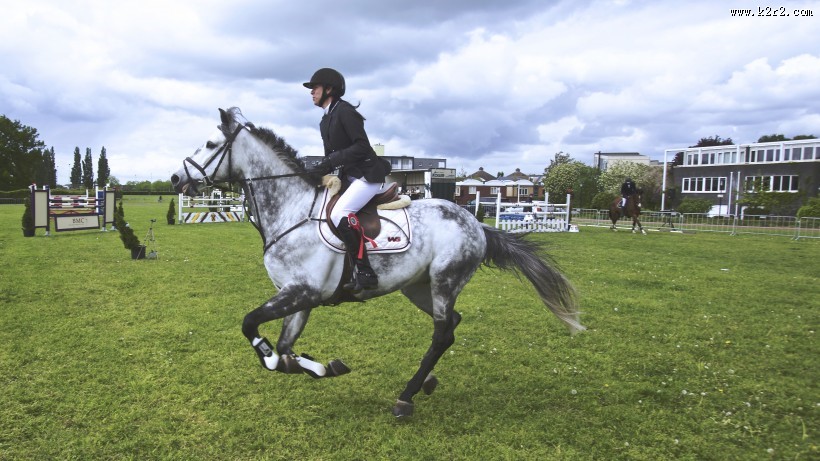 骑着马的人图片