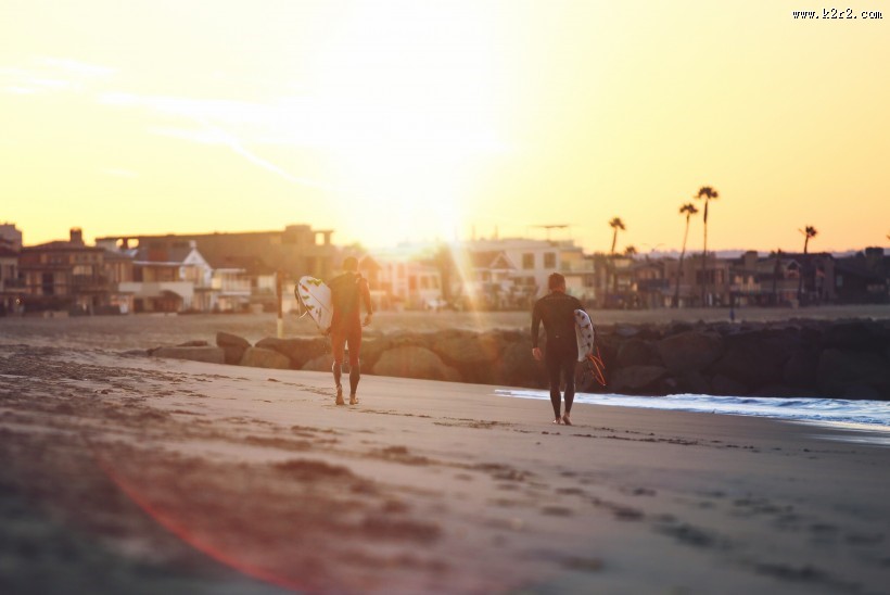 海边拿着冲浪板的人图片大全