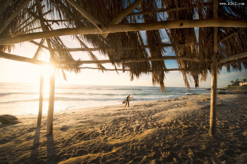 海边拿着冲浪板的人图片大全