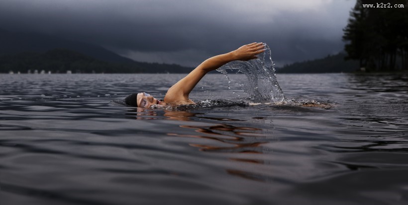 正在游泳的人图片