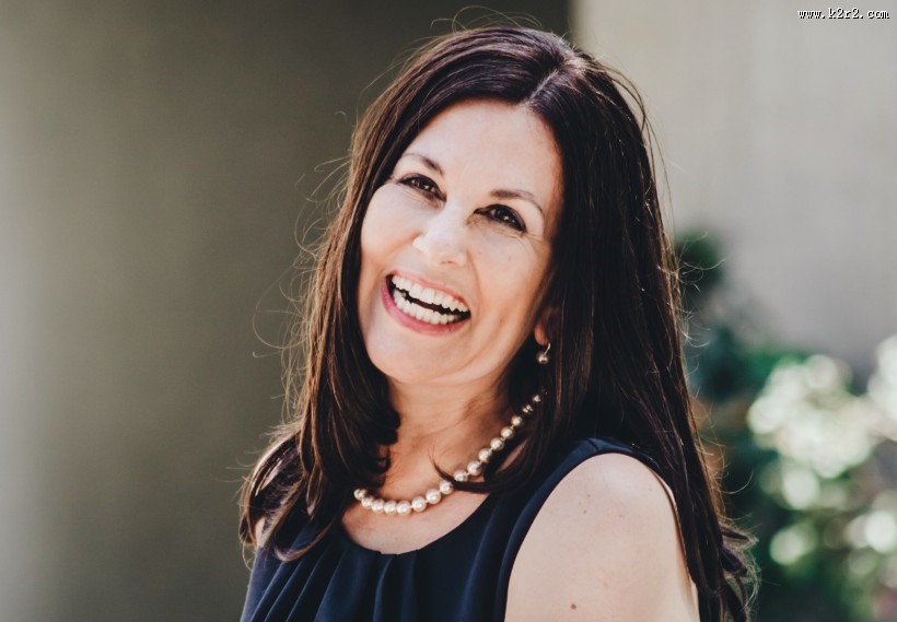 欢笑的女子图片