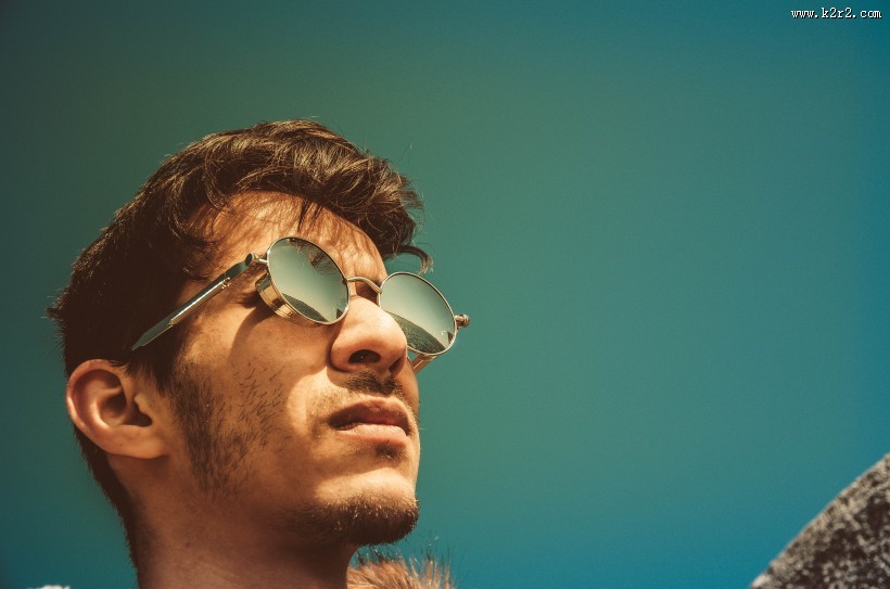 戴墨镜的男子图片