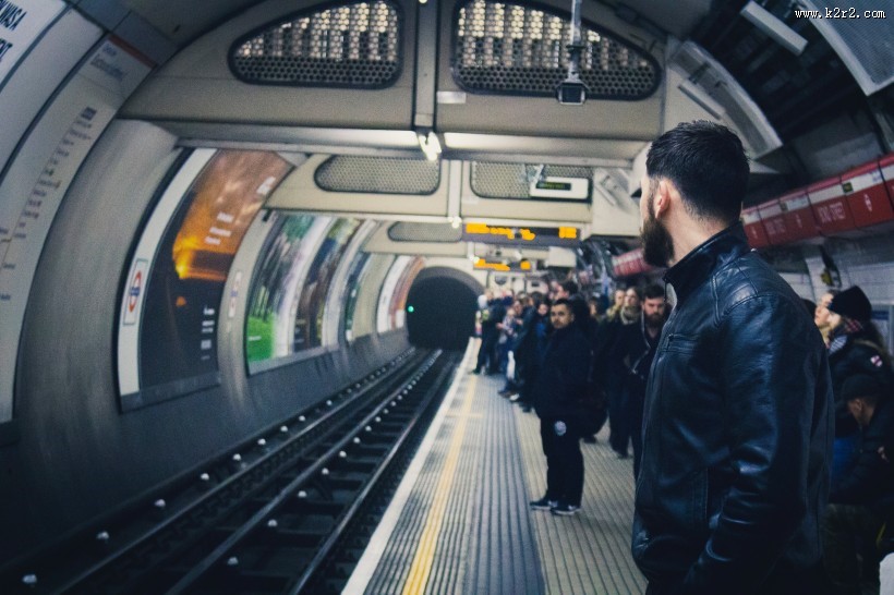 地铁中的人群图片大全