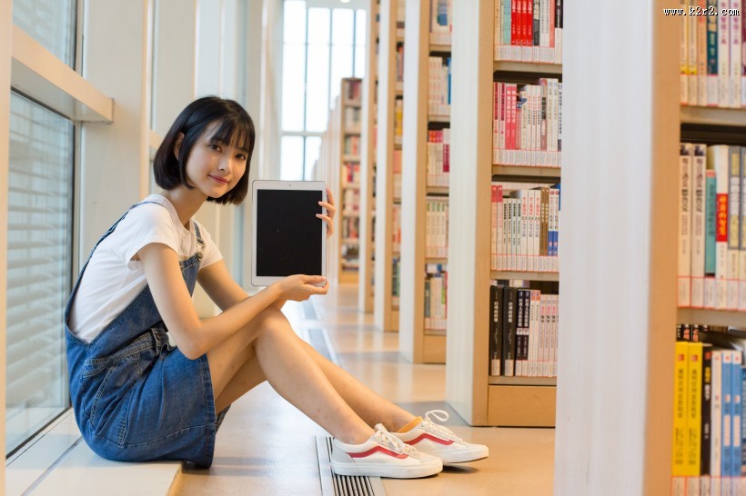 在图书馆认真阅读的女生图片