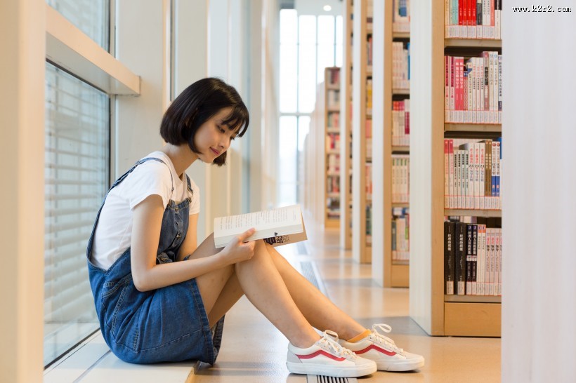 在图书馆认真阅读的女生图片
