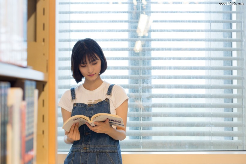 在图书馆认真阅读的女生图片
