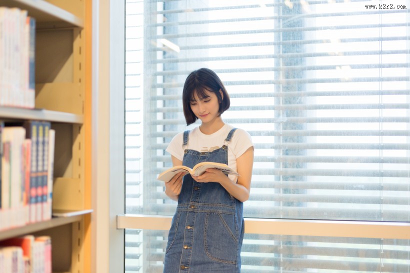 在图书馆认真阅读的女生图片