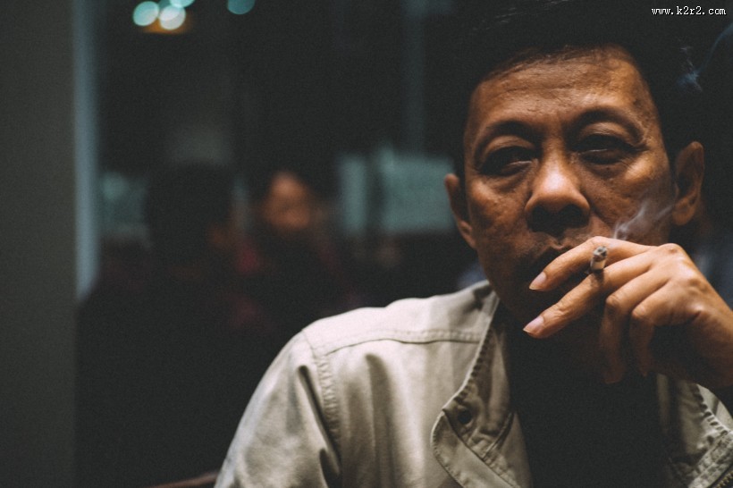 吸烟的男士图片