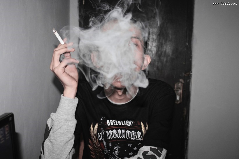吸烟的男士图片