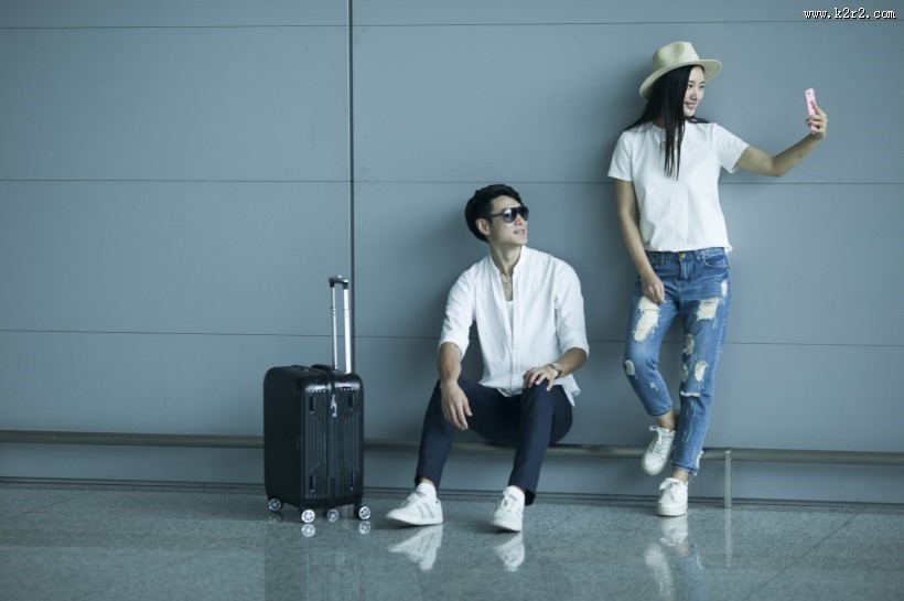 男女情侣情人节机场准备旅行图片