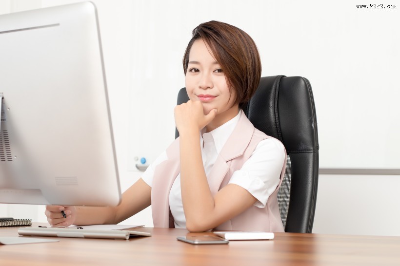 在办公室忙碌的企业白领图片