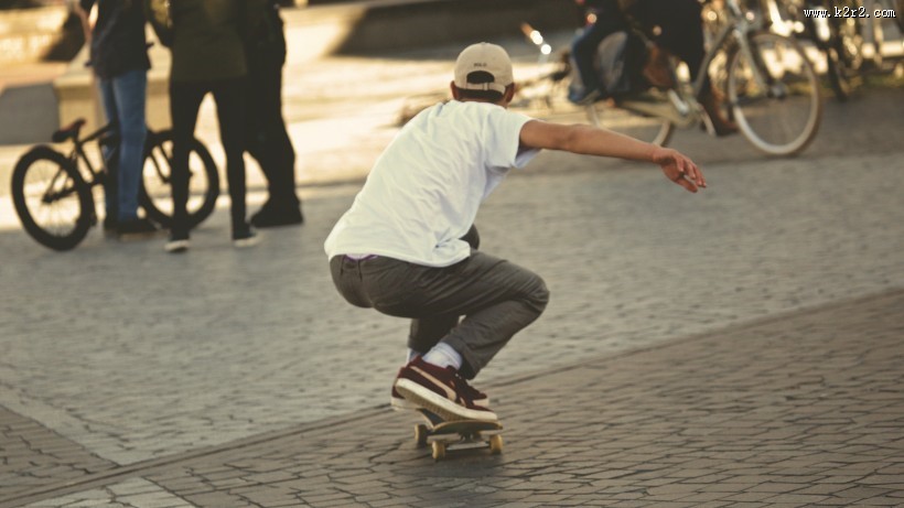 玩滑板的人图片