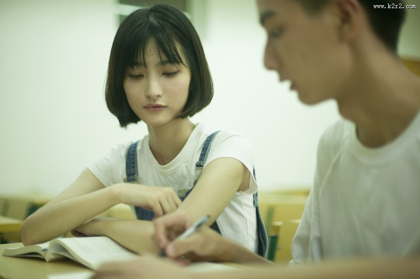 大学教室同学一起上课情景图片