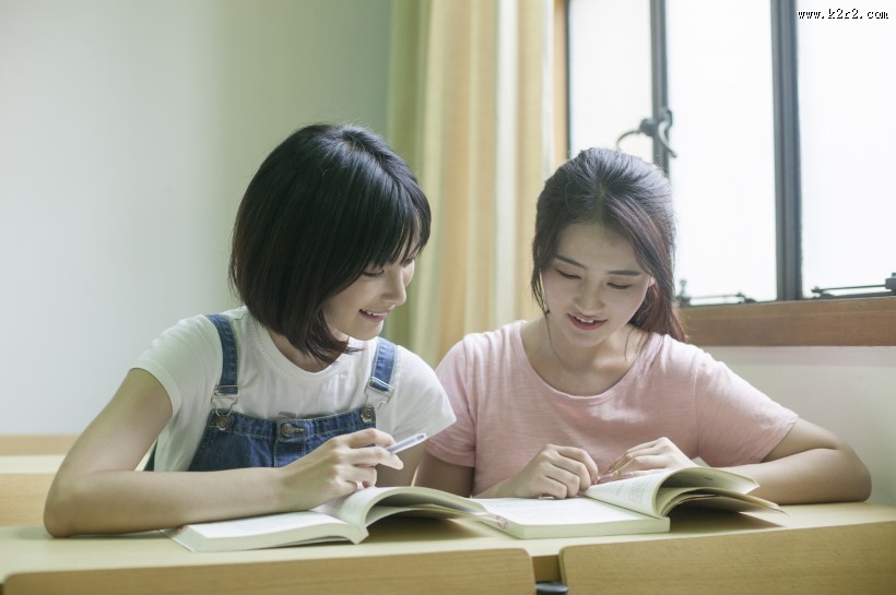 大学教室同学一起上课情景图片