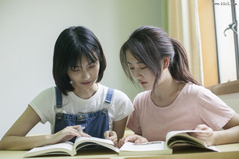 大学教室同学一起上课情景图片