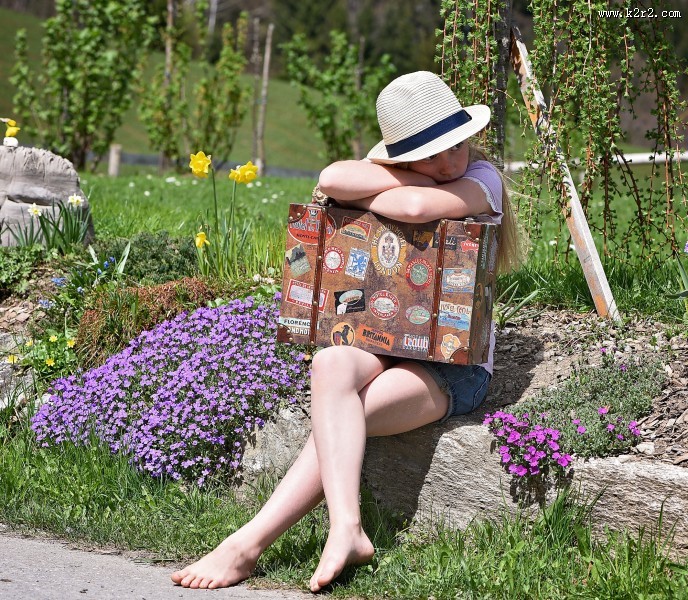 拿着箱子的女生图片