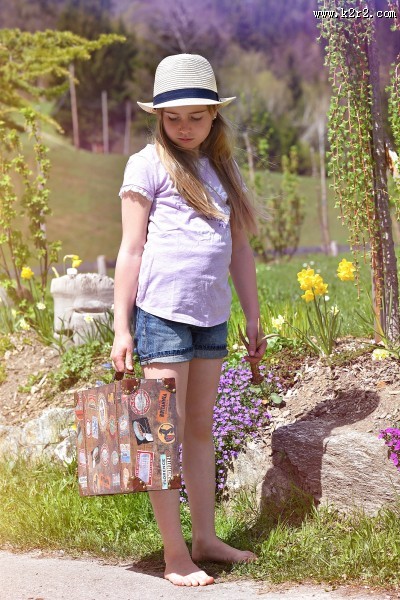 拿着箱子的女生图片