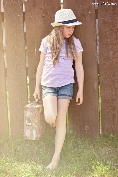 拿着箱子的女生图片